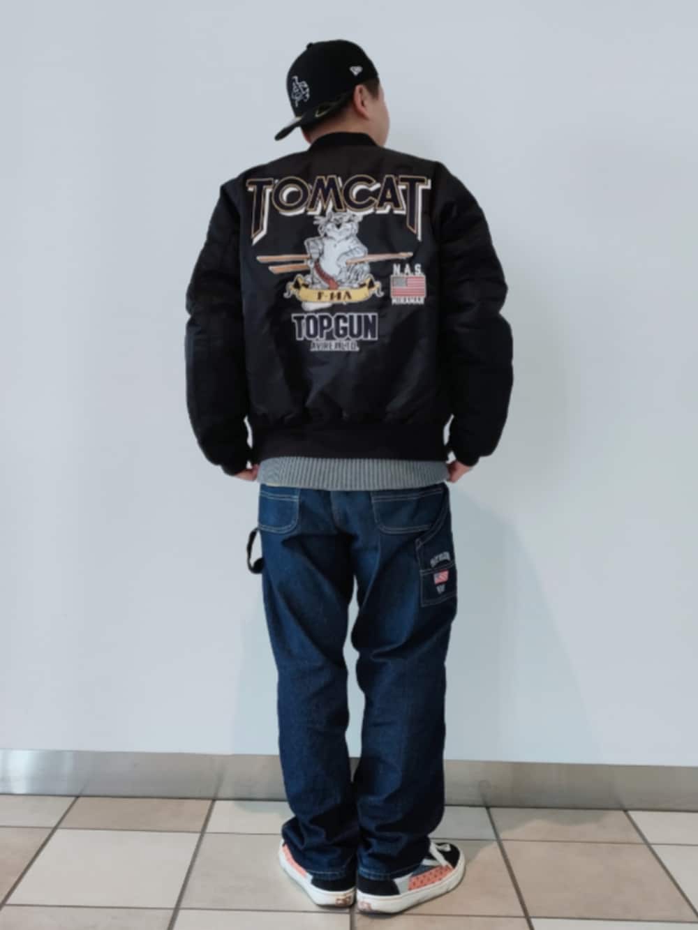 ブラック系のMA-1、その他のニット/セーター、ブルー系のデニムパンツを着用したメンズの冬コーディネートの2枚目の写真