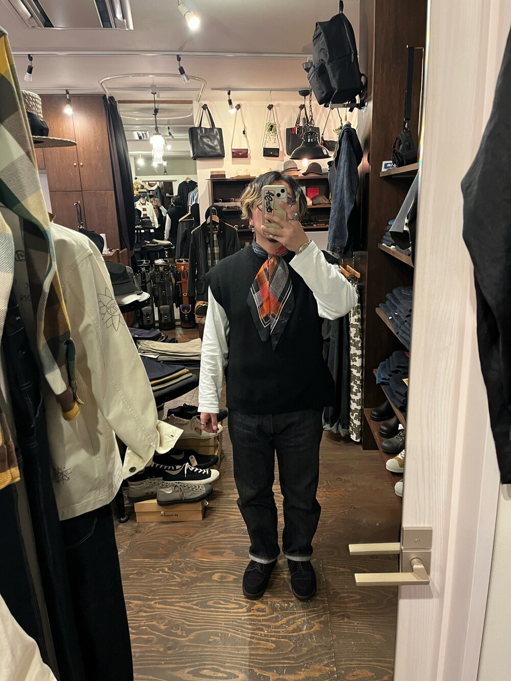 「ジャケット、スカーフ、春服コーデ、デニムコーデ、シンプルコーデ、低身長男子、はるコーデ、メンズコーデ、メガネ男子、ファッションの力を信じよう、バブアー、30代コーデ」｜「BarbourのBarbour　bedale wax jacket（その他アウター、グリーン系）」を使った、SLOW JAM平沼さん（メンズ・165cm）の春コーディネートの2枚目の写真