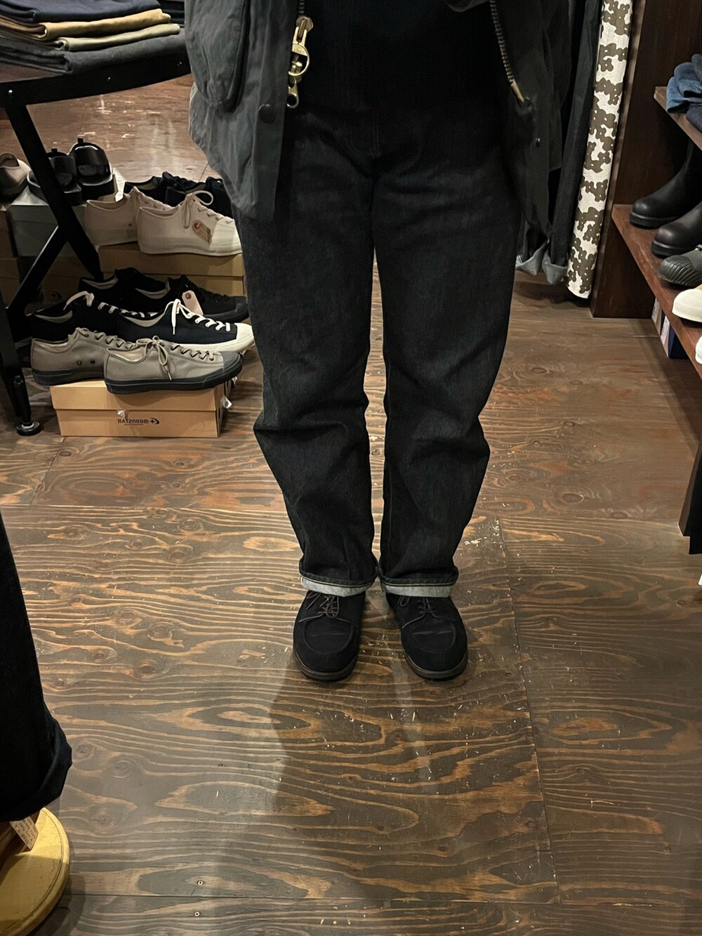 「ジャケット、スカーフ、春服コーデ、デニムコーデ、シンプルコーデ、低身長男子、はるコーデ、メンズコーデ、メガネ男子、ファッションの力を信じよう、バブアー、30代コーデ」｜「BarbourのBarbour　bedale wax jacket（その他アウター、グリーン系）」を使った、SLOW JAM平沼さん（メンズ・165cm）の春コーディネートの3枚目の写真