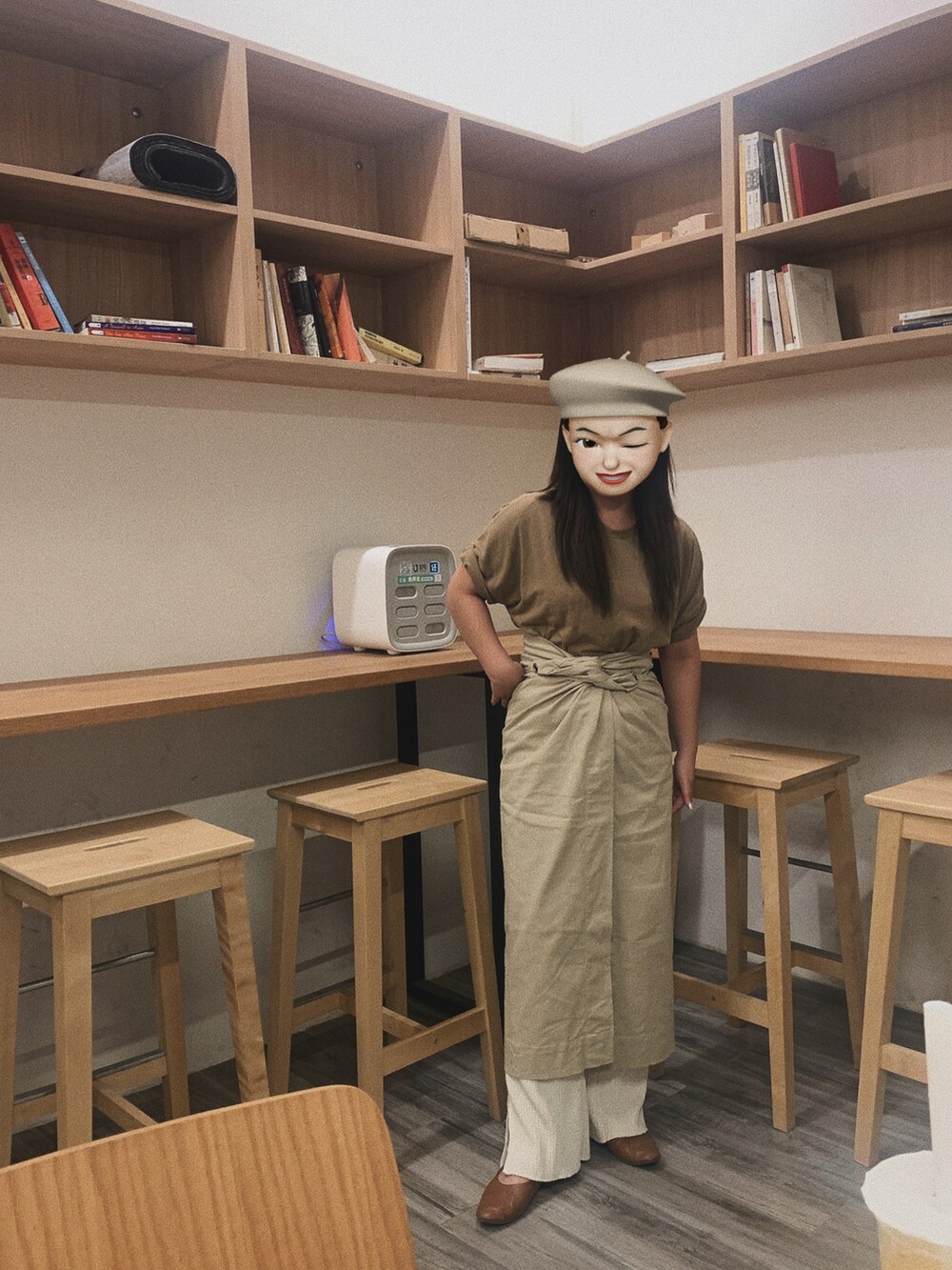 ベージュ系のトップス、ブラウン系のTシャツ/カットソーを着用したレディースの秋コーディネートの2枚目の写真