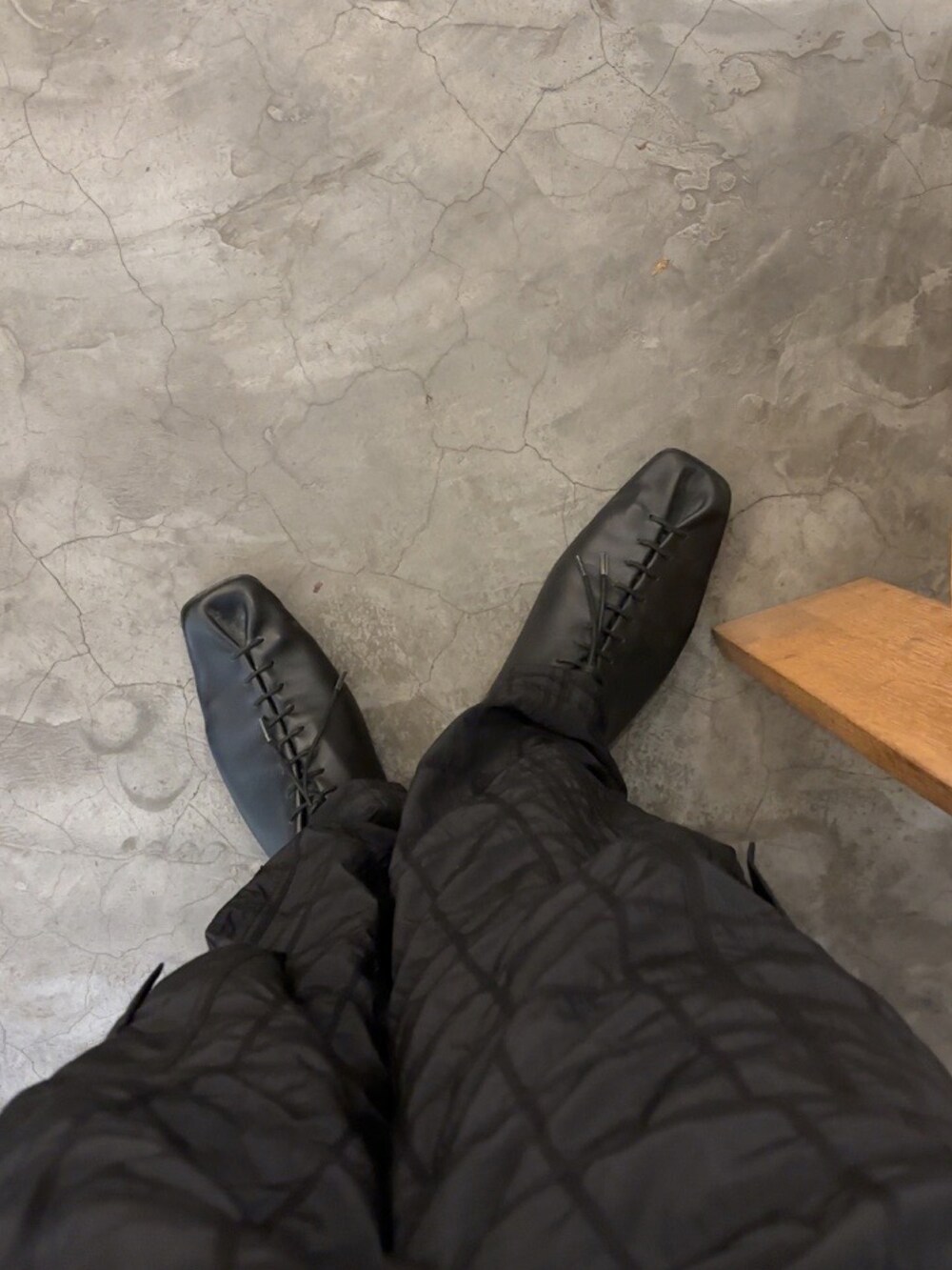 ホワイト系のカーゴパンツ、ブラック系のTシャツ/カットソー、ホワイト系のスリッポンを着用したレディースの夏コーディネートの5枚目の写真