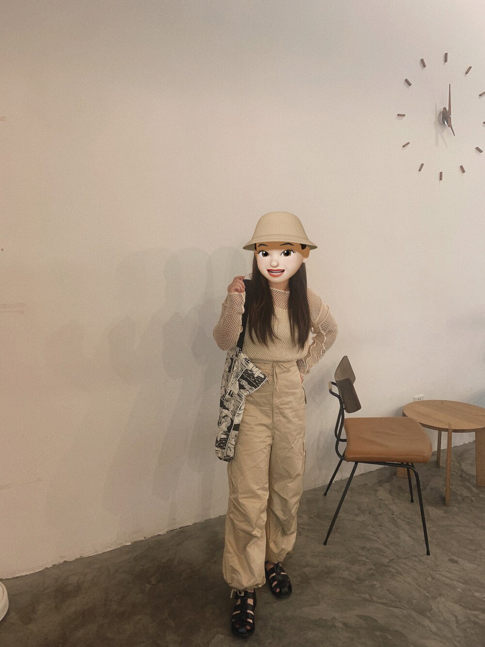 ブラック系のサンダル、ベージュ系のその他パンツ、ブラック系のバッグを着用したレディースの秋コーディネートの3枚目の写真