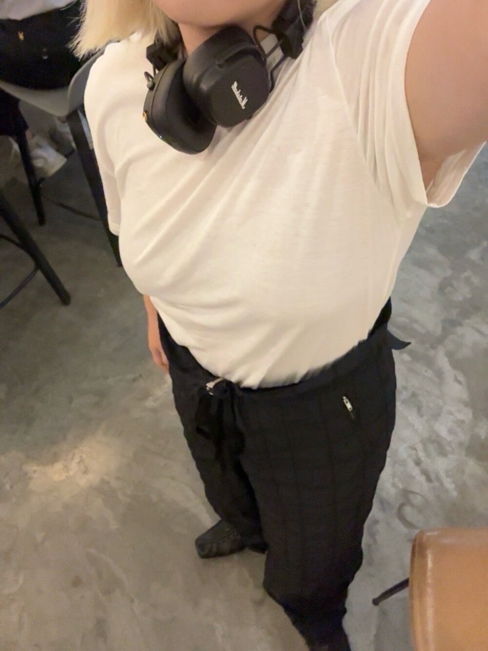 ホワイト系のカーゴパンツ、ブラック系のTシャツ/カットソー、ホワイト系のスリッポンを着用したレディースの夏コーディネートの4枚目の写真