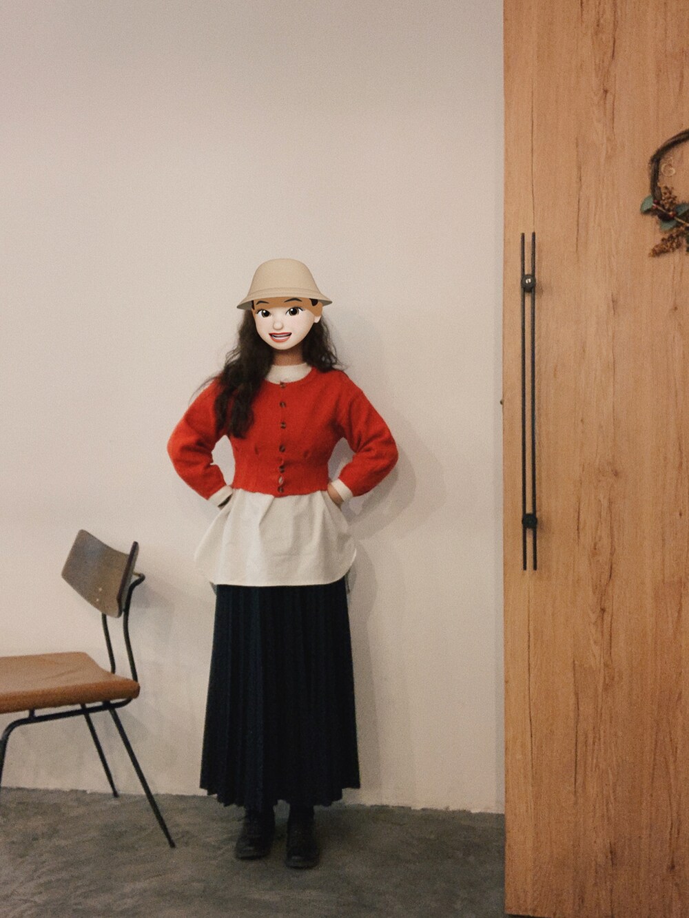 レッド系のアンサンブル、ブルー系のスカートを着用したレディースの秋コーディネートの2枚目の写真