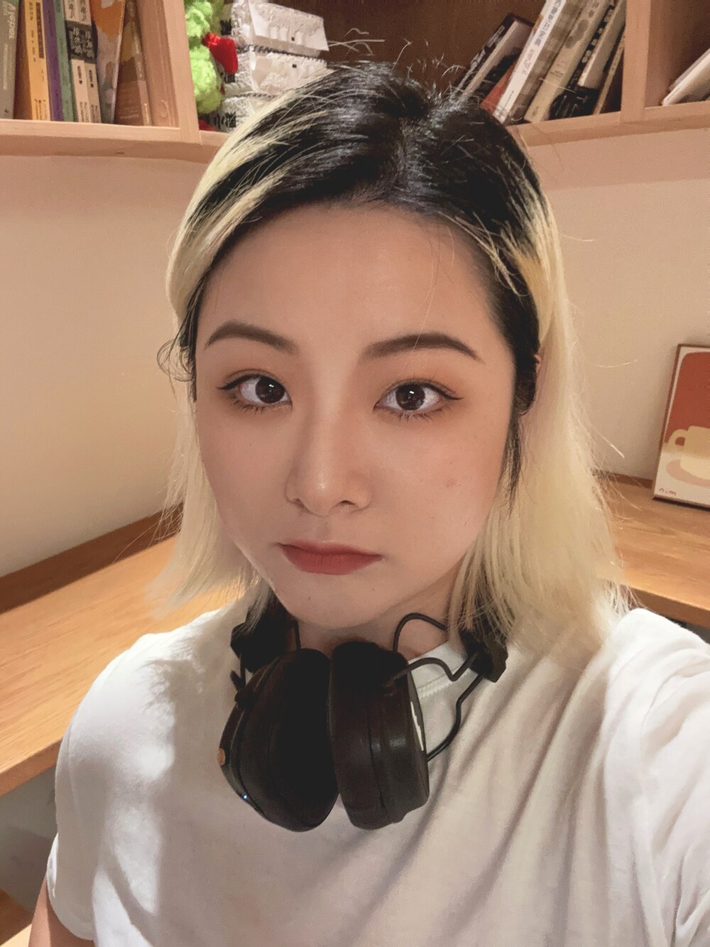 ホワイト系のカーゴパンツ、ブラック系のTシャツ/カットソー、ホワイト系のスリッポンを着用したレディースの夏コーディネートの3枚目の写真