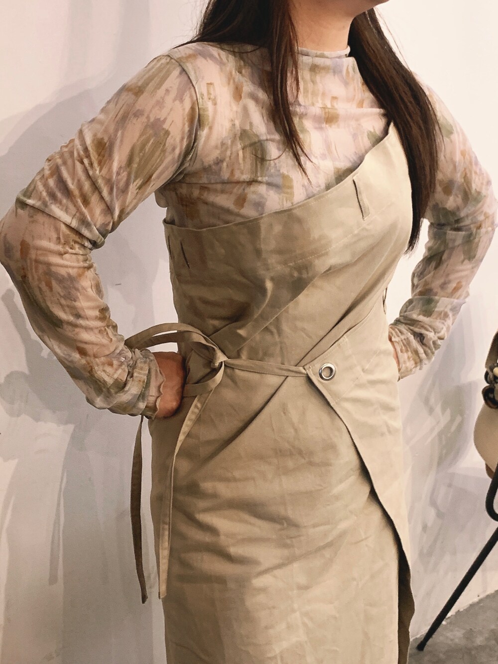 ブラウン系のサンダル、ベージュ系のトップス、その他のTシャツ/カットソーを着用したレディースの春コーディネートの2枚目の写真