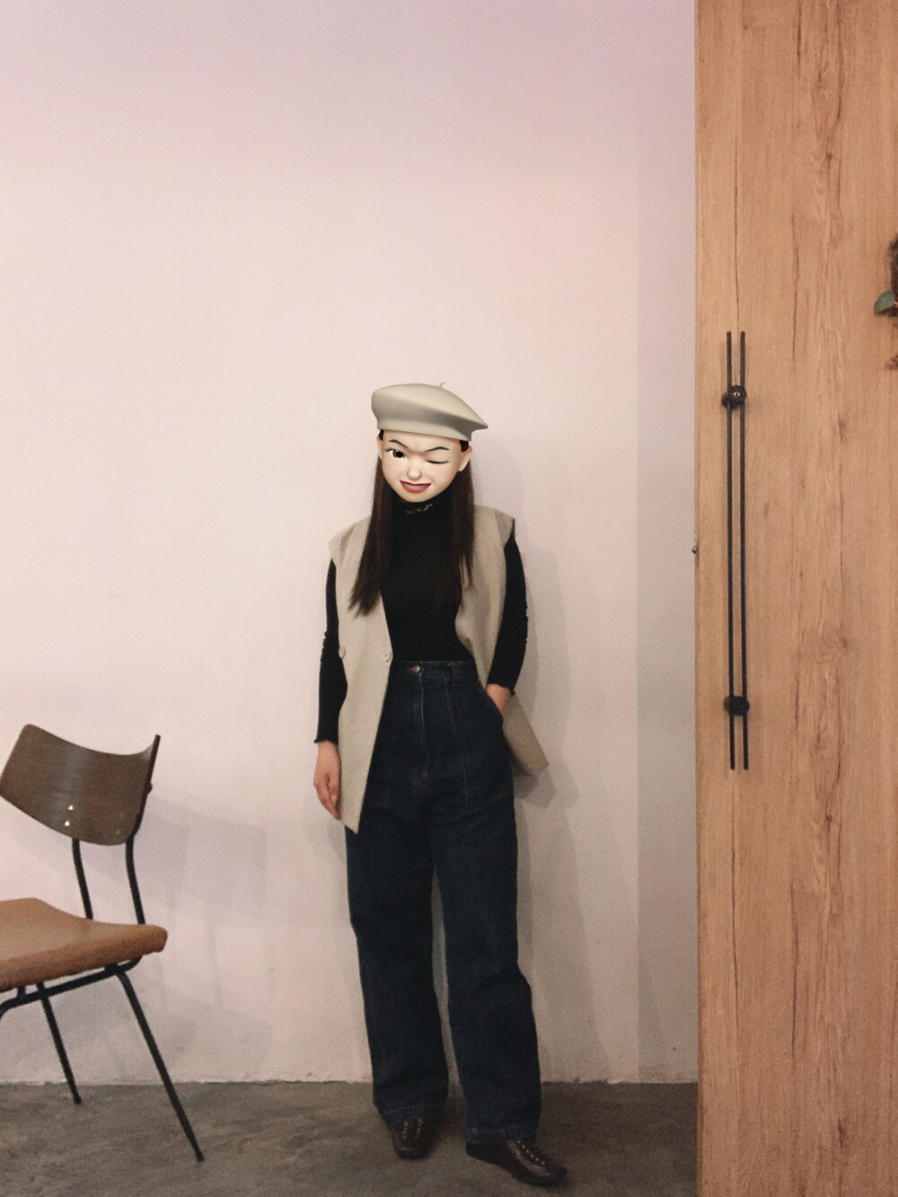 ブラック系のその他シューズ、ブラック系のトートバッグ、ブルー系のデニムパンツを着用したレディースの春コーディネートの2枚目の写真