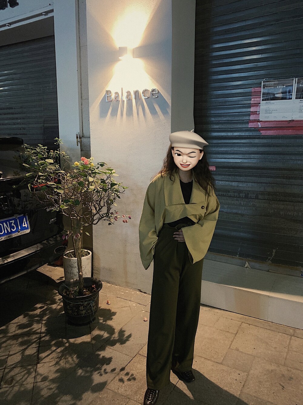 ブラック系のその他シューズ、ベージュ系のその他アウターを着用したレディースの秋コーディネートの2枚目の写真