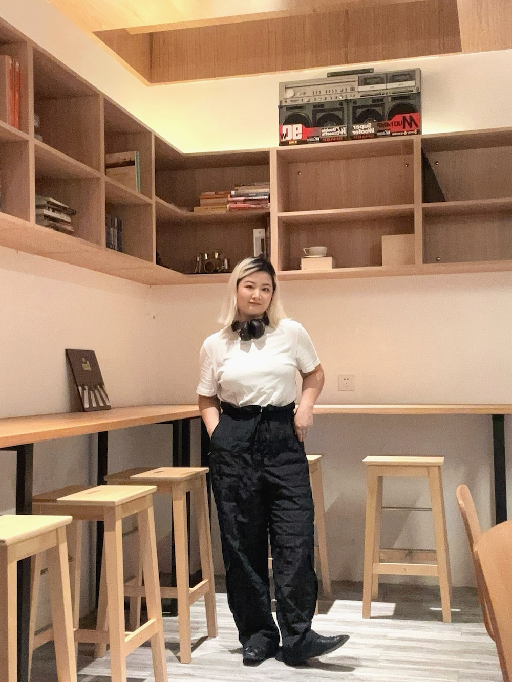 ホワイト系のカーゴパンツ、ブラック系のTシャツ/カットソー、ホワイト系のスリッポンを着用したレディースの夏コーディネートの2枚目の写真