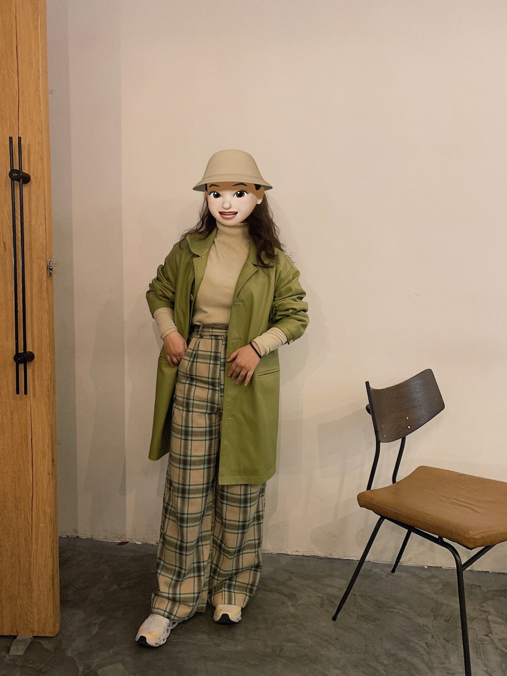 ブラック系のその他アウター、その他のパンツを着用したレディースの冬コーディネートの3枚目の写真