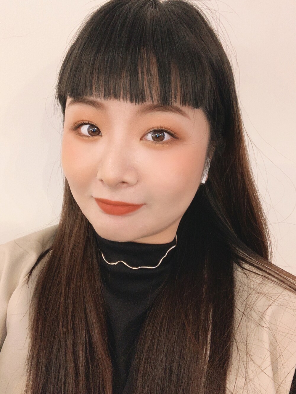 ブラック系のその他シューズ、ブラック系のトートバッグ、ブルー系のデニムパンツを着用したレディースの春コーディネートの3枚目の写真