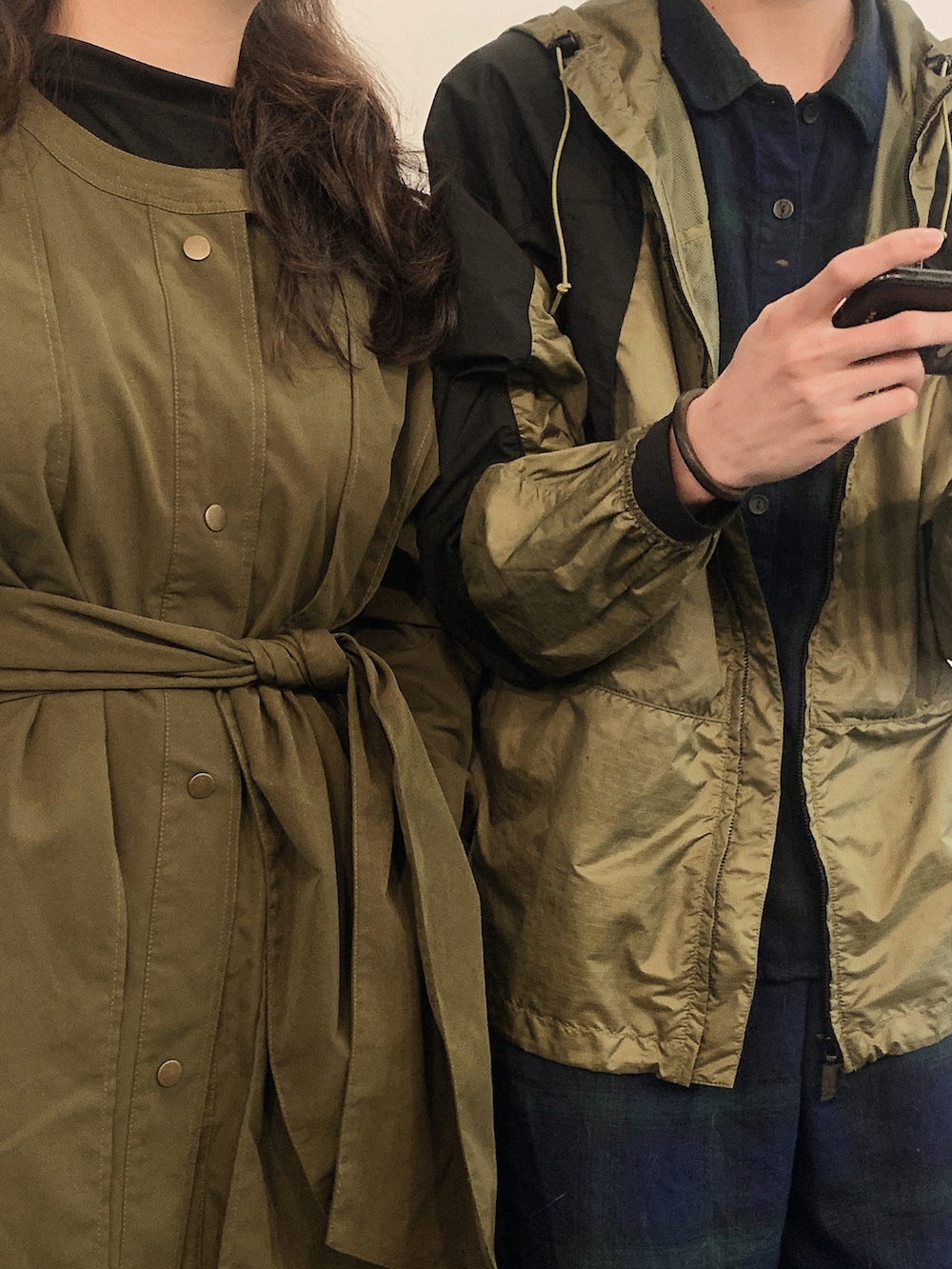 グリーン系のトレンチコート、ブラック系のその他シューズ、その他のチノパンツを着用したレディースの冬コーディネートの3枚目の写真