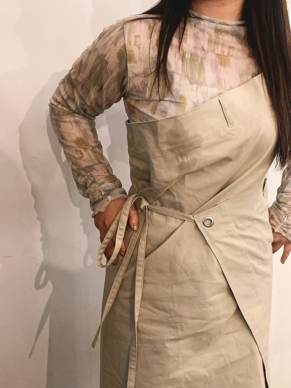 ブラウン系のサンダル、ベージュ系のトップス、その他のTシャツ/カットソーを着用したレディースの春コーディネートの3枚目の写真