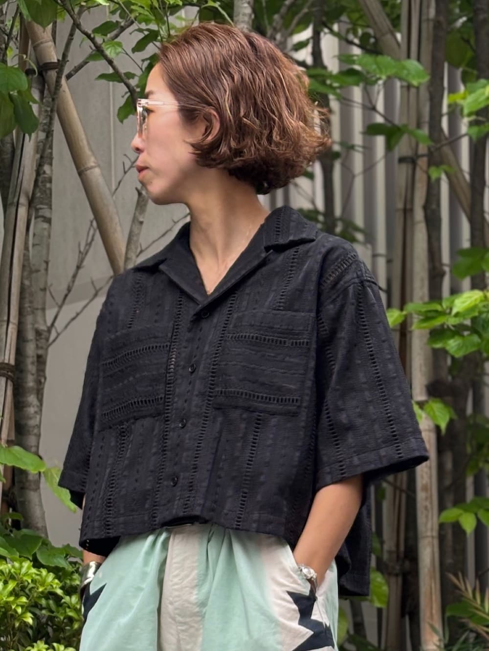 「schottのSchott×RUMBLE RED（ショット×ランブルレッド）オリジナル刺繍半袖開襟シャツ（シャツ/ブラウス、ブラック系）」を使った、Yuka Ozawaさん（レディース・155cm）の春コーディネートの2枚目の写真