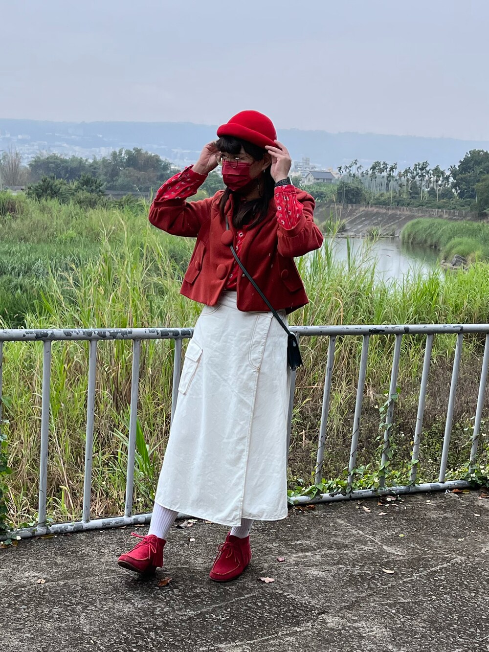 ホワイト系のスカート、レッド系のシューズを着用したレディースの冬コーディネートの3枚目の写真