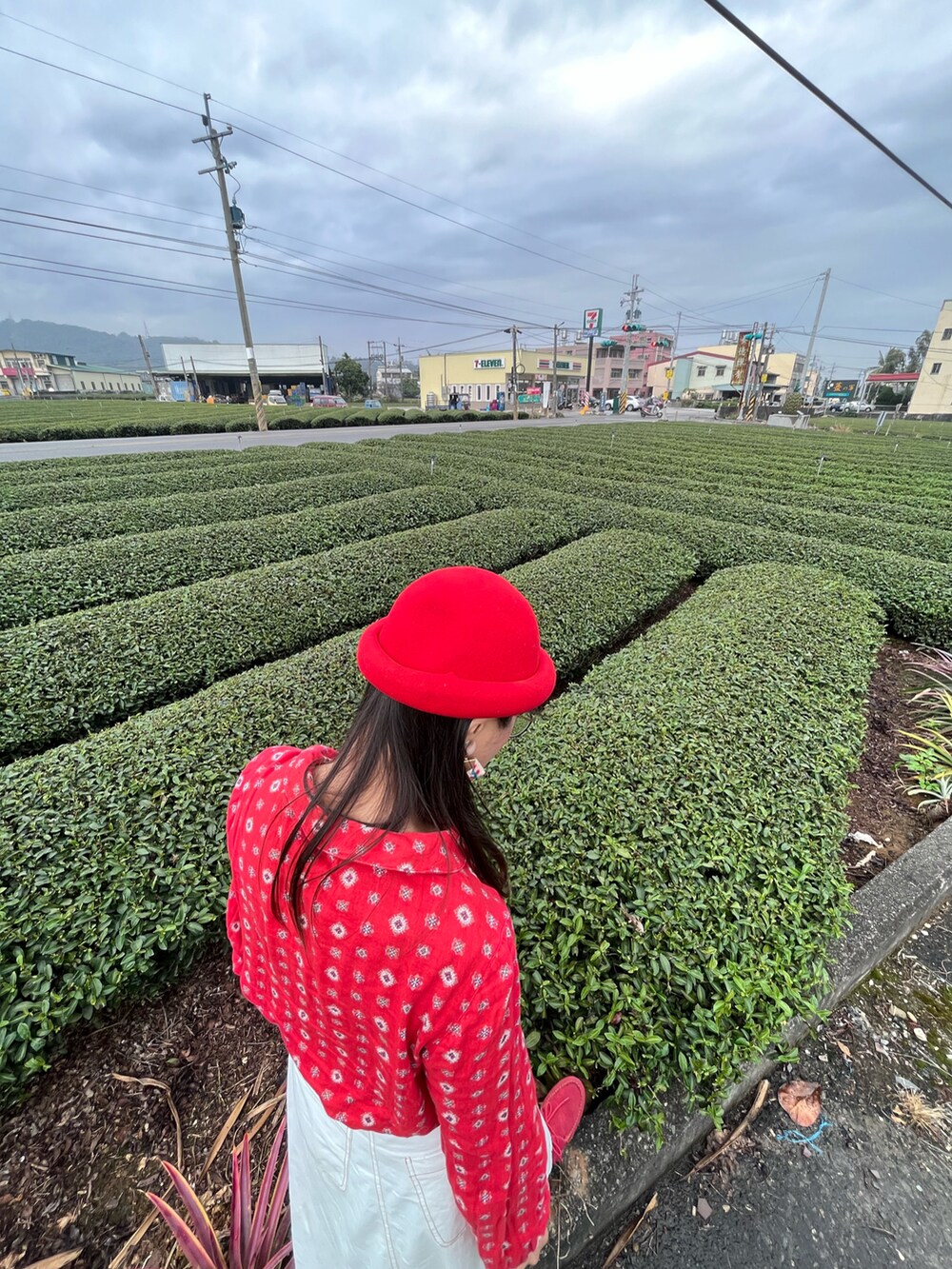 ホワイト系のスカート、レッド系のシューズを着用したレディースの冬コーディネートの2枚目の写真