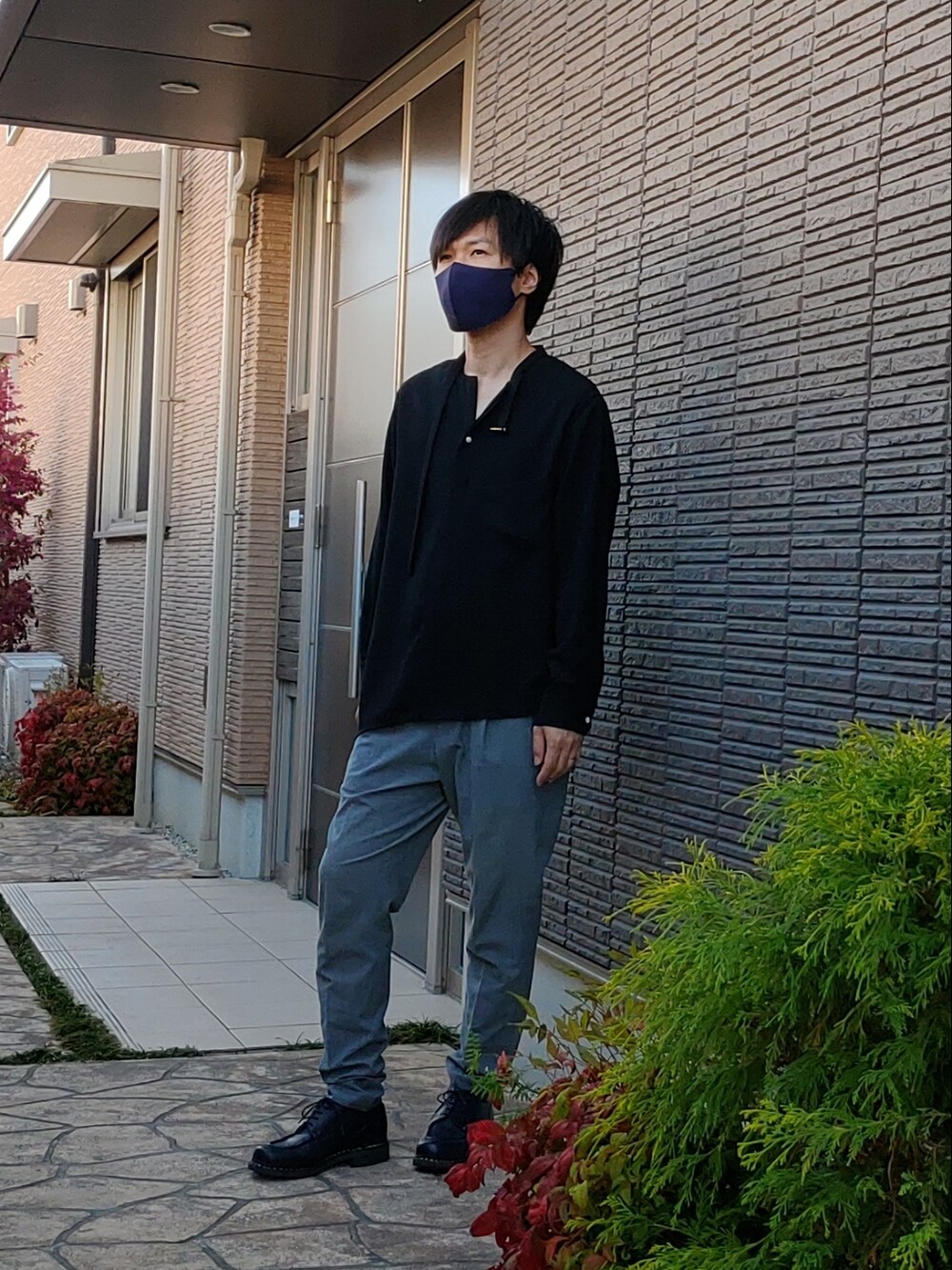 ブラック系のシャツ/ブラウス、グレー系のスラックス、ブルー系のブーツを着用したメンズの春コーディネートの2枚目の写真