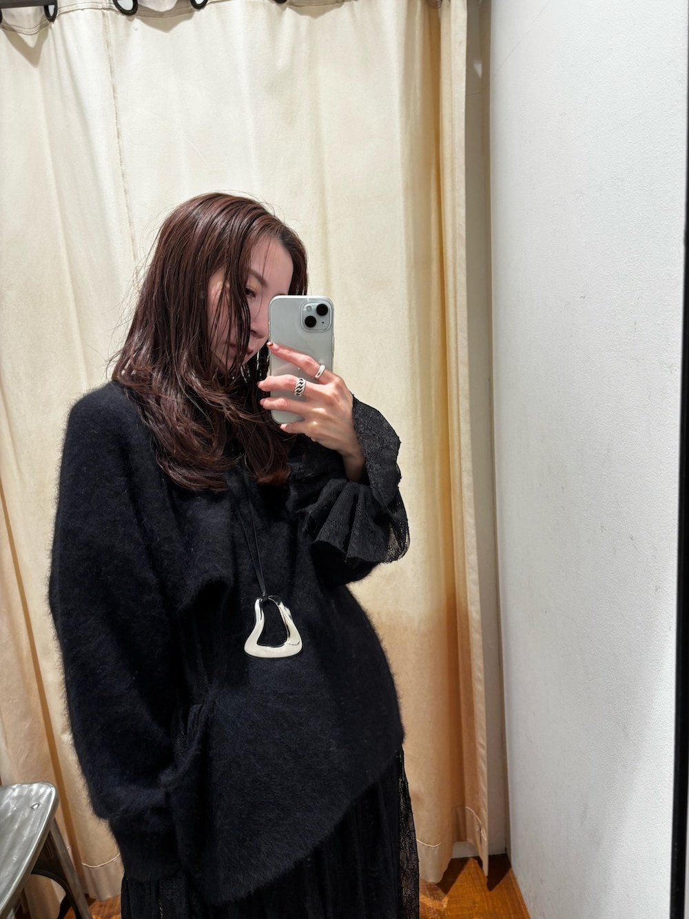 ブラック系のニット/セーター、ブラック系のワンピースを着用したレディースの秋コーディネートの3枚目の写真