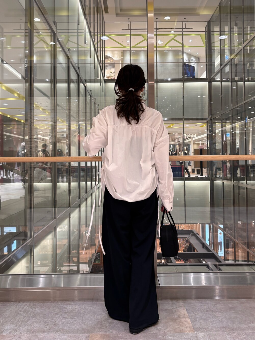 ホワイト系のシャツ/ブラウス、ブラック系のボストンバッグを着用したレディースの冬コーディネートの3枚目の写真