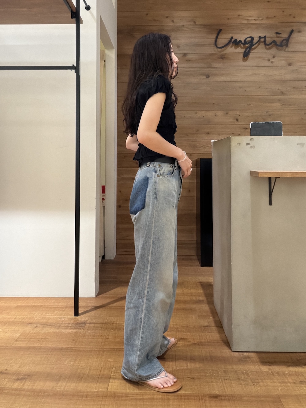 ブラック系のシャツ/ブラウス、ブルー系のデニムパンツを着用したレディースの夏コーディネートの2枚目の写真