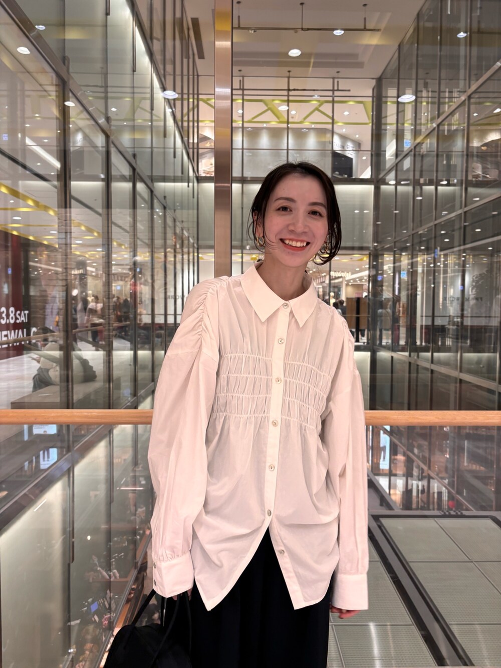 ホワイト系のシャツ/ブラウス、ブラック系のボストンバッグを着用したレディースの冬コーディネートの4枚目の写真