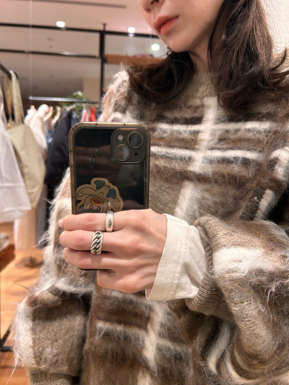 「Ungridのチェックジャカードルーズニット（ニット/セーター、ブラウン系）」を使った、庄司　未菜美さん（レディース・159cm）の冬コーディネートの3枚目の写真