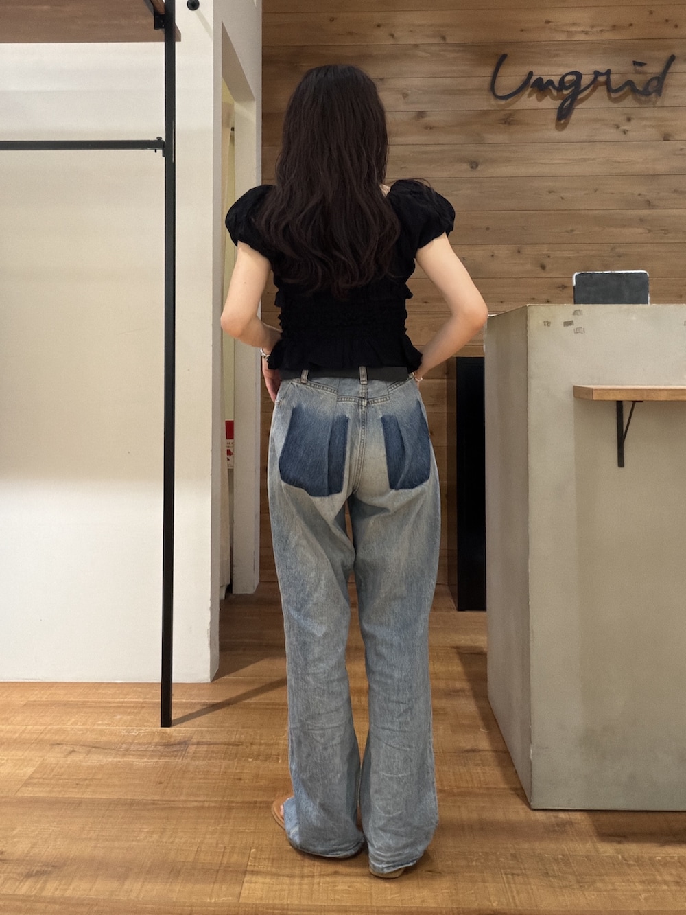 ブラック系のシャツ/ブラウス、ブルー系のデニムパンツを着用したレディースの夏コーディネートの3枚目の写真