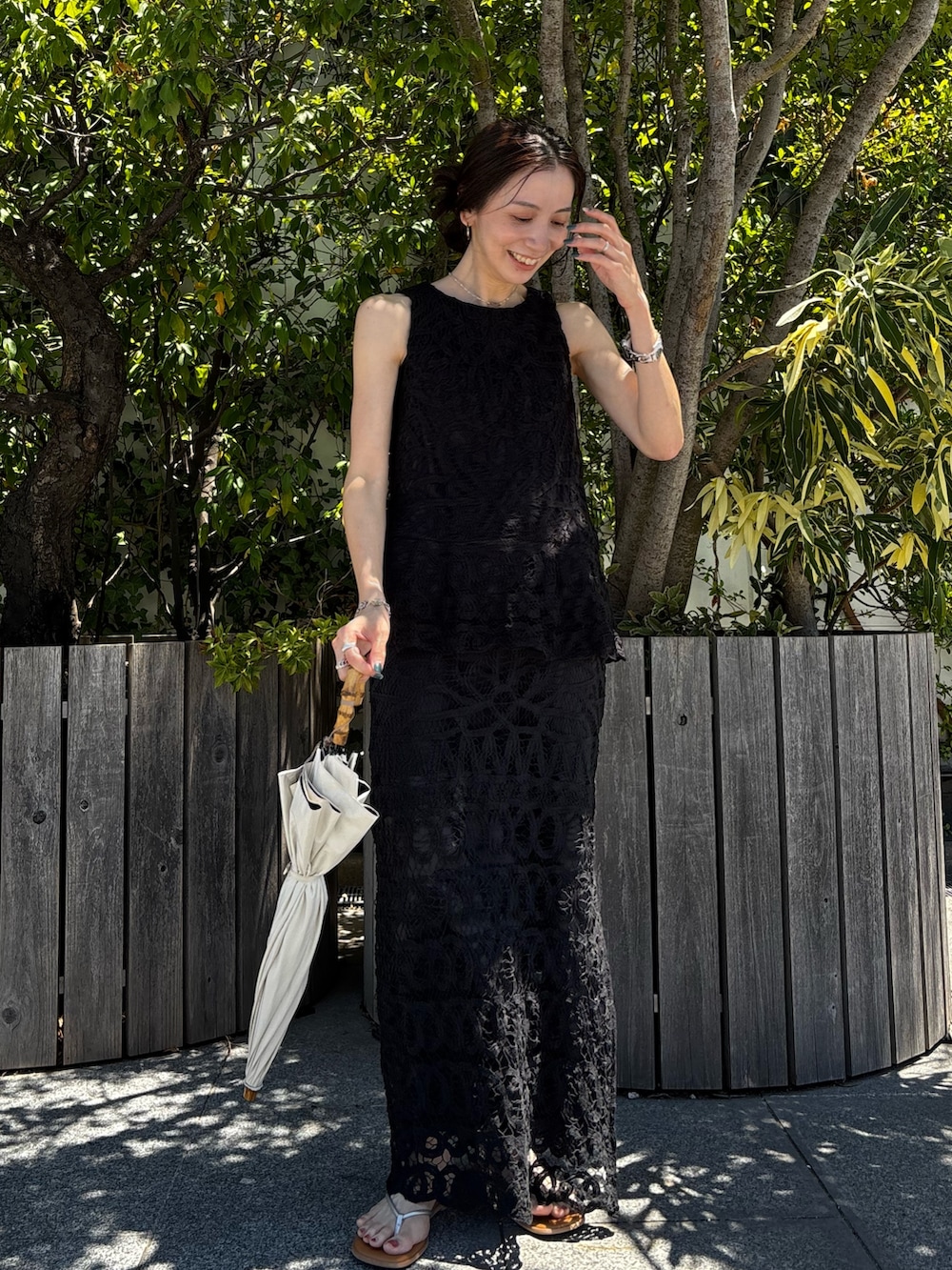 「Ungridのバテンレーススカート（スカート、ブラック系）」を使った、庄司　未菜美さん（レディース・159cm）の夏コーディネートの5枚目の写真