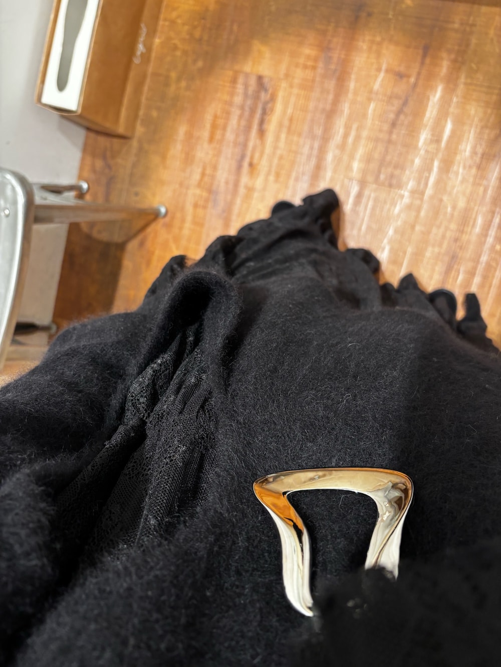 ブラック系のニット/セーター、ブラック系のワンピースを着用したレディースの秋コーディネートの2枚目の写真