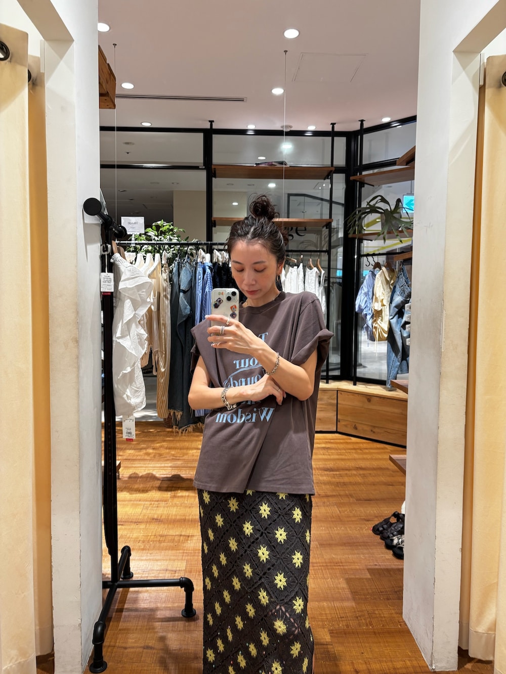 ブラウン系のTシャツ/カットソー、グレー系のスカートを着用したレディースの夏コーディネートの2枚目の写真