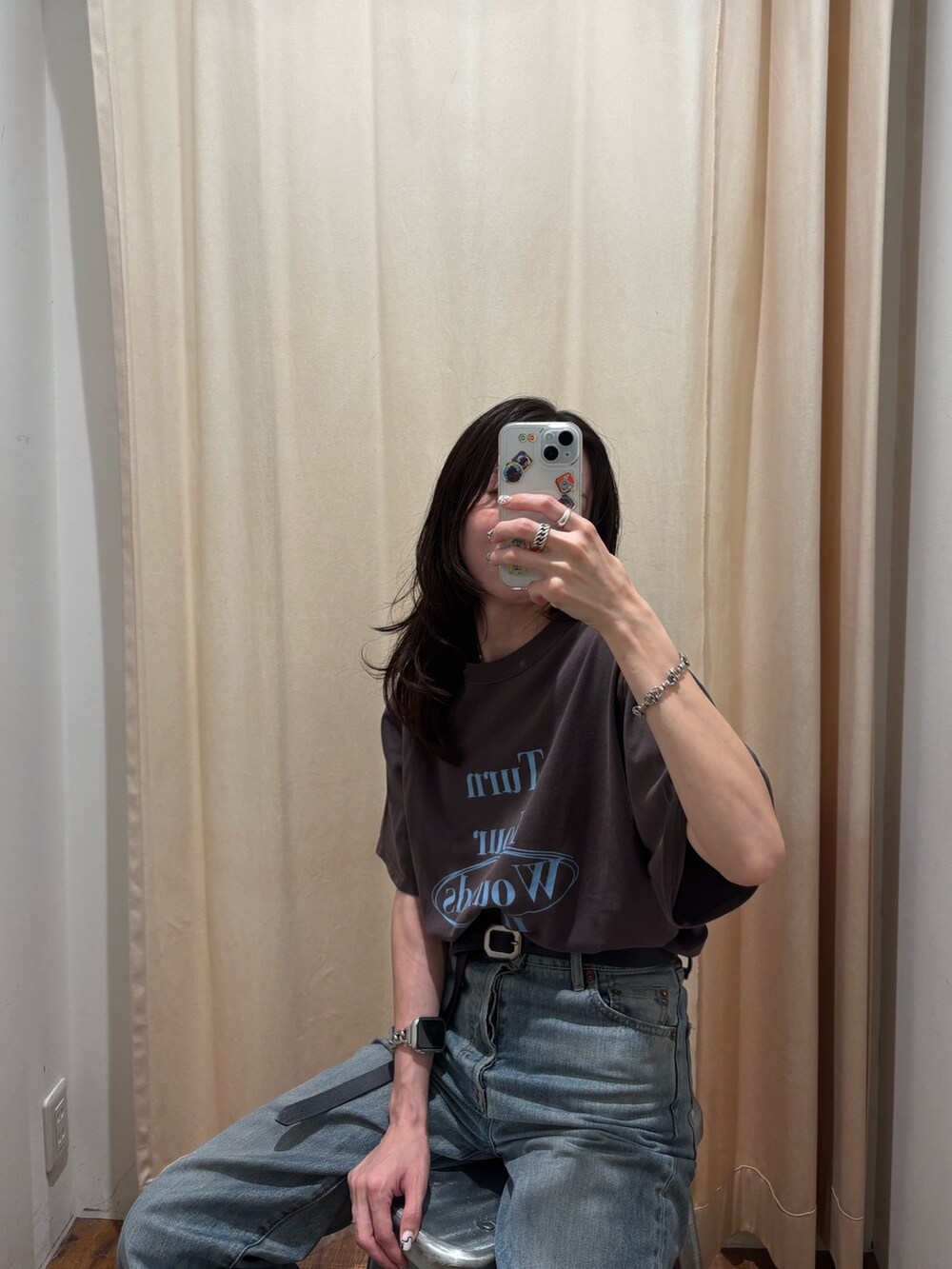 ブラウン系のTシャツ/カットソー、グレー系のスカートを着用したレディースの夏コーディネートの3枚目の写真