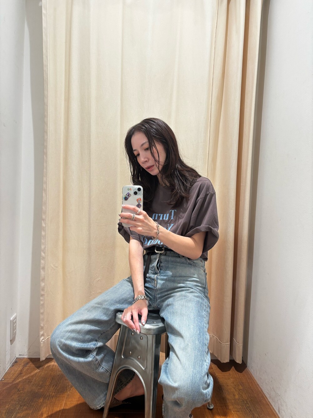 ブラウン系のTシャツ/カットソー、グレー系のスカートを着用したレディースの夏コーディネートの4枚目の写真