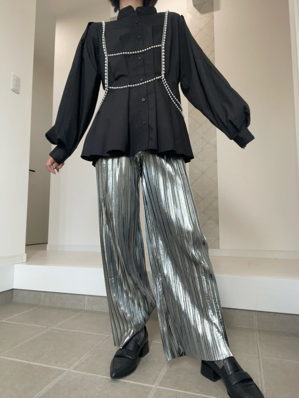 シルバー系のその他パンツ、ブラック系のシャツ/ブラウス、シルバー系のサスペンダーを着用したレディースの冬コーディネートの3枚目の写真