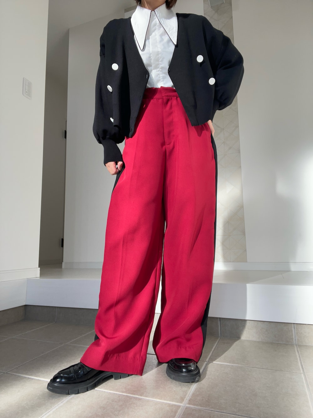 ブラック系のローファー、ブラック系のトップス、ホワイト系のトップスを着用したレディースの冬コーディネートの2枚目の写真