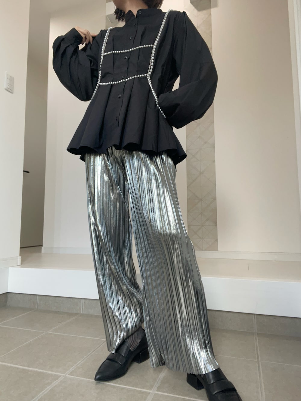 シルバー系のその他パンツ、ブラック系のシャツ/ブラウス、シルバー系のサスペンダーを着用したレディースの冬コーディネートの2枚目の写真