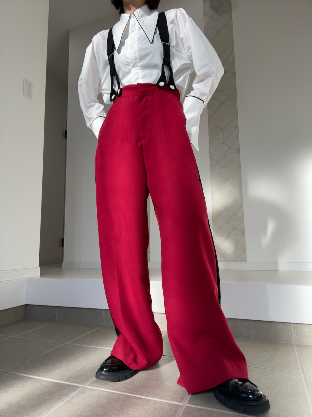 ブラック系のローファー、ブラック系のトップス、ホワイト系のトップスを着用したレディースの冬コーディネートの3枚目の写真