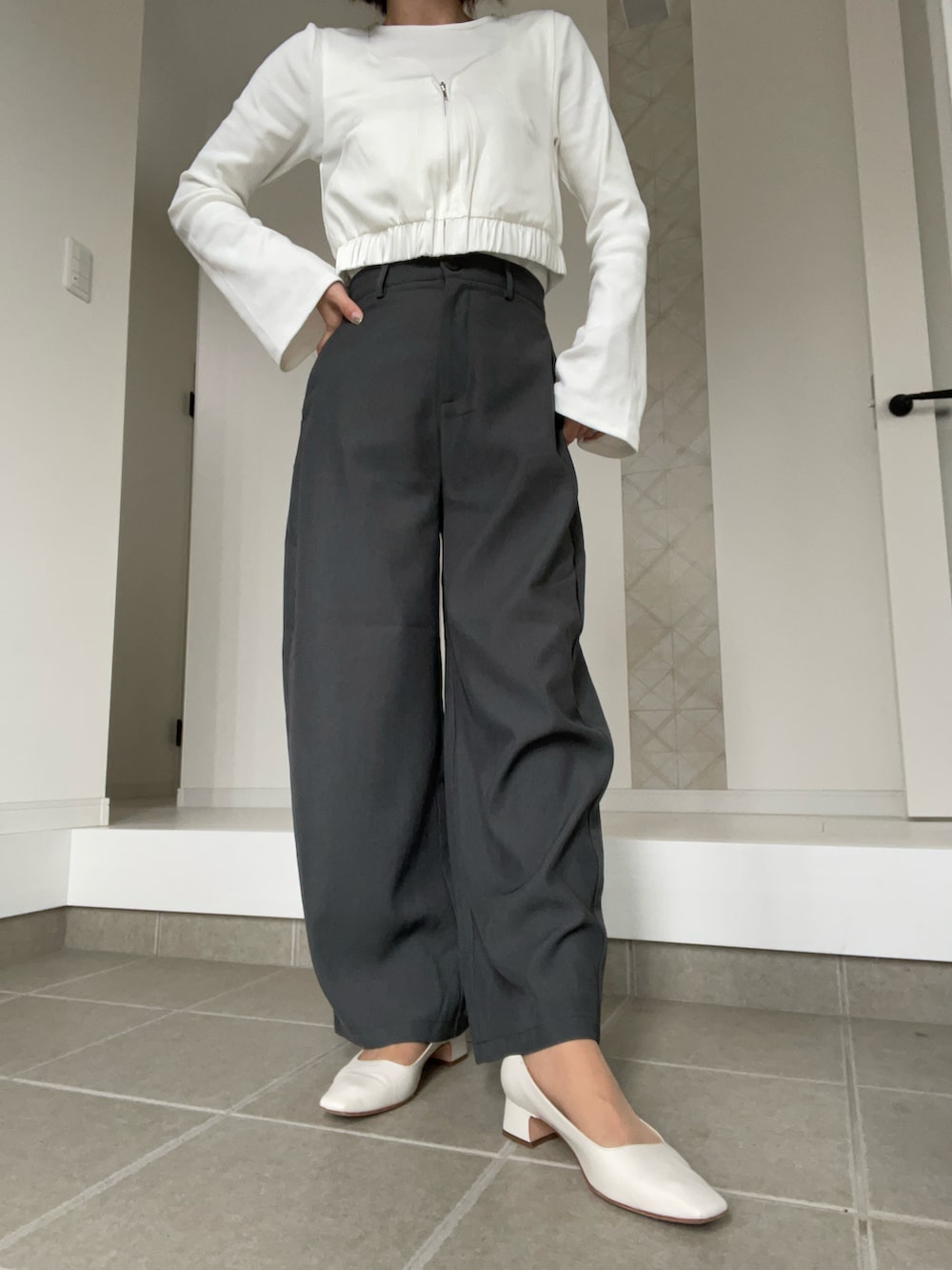 グレー系のその他パンツ、ホワイト系のキャミソール、ホワイト系のTシャツ/カットソーを着用したレディースの春コーディネートの2枚目の写真