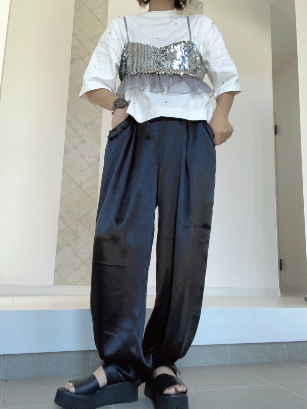 ブラック系のその他パンツ、ホワイト系のTシャツ/カットソーを着用したレディースの春コーディネートの2枚目の写真