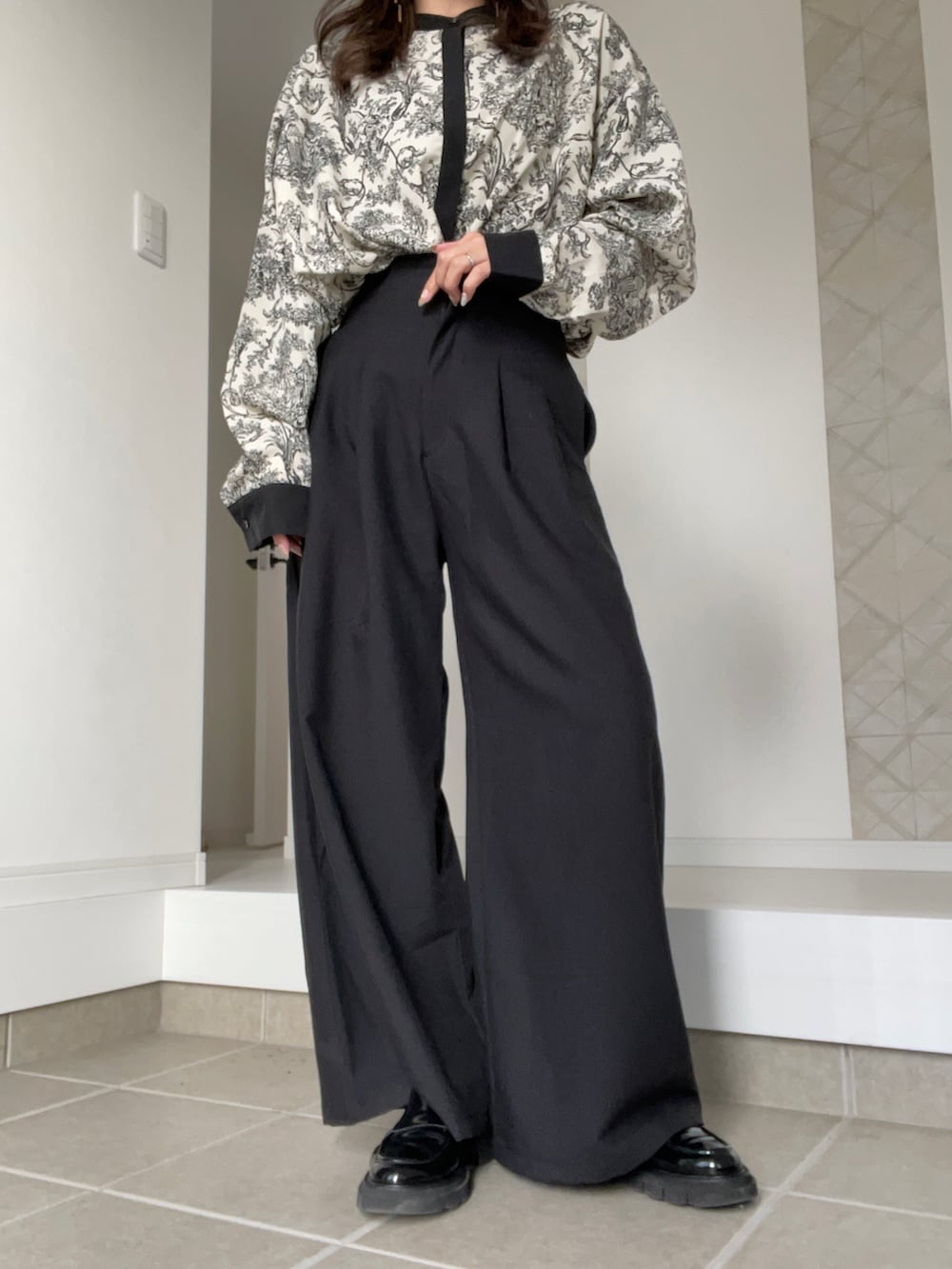 「春服、休日スタイル、大人コーデ、ootd、今日のコーデ」｜「HAREの2WAYスーパーハイウエストパンツ(HARE)（スラックス、ブラック系）」を使った、nojikoさん（骨格ナチュラル・レディース・159cm）の冬コーディネートの2枚目の写真