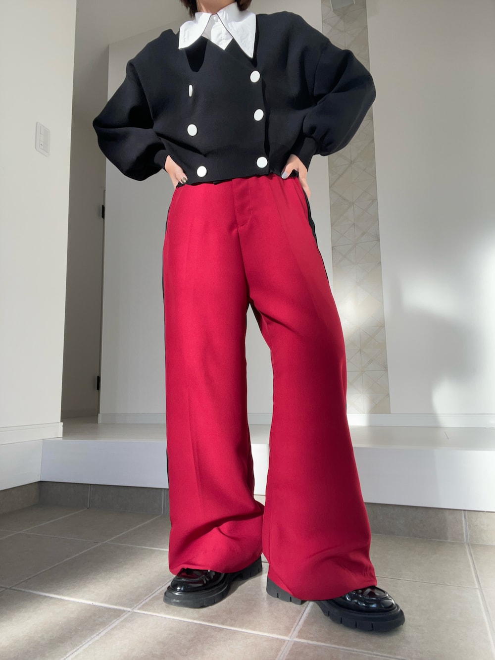 ブラック系のローファー、ブラック系のトップス、ホワイト系のトップスを着用したレディースの冬コーディネートの4枚目の写真