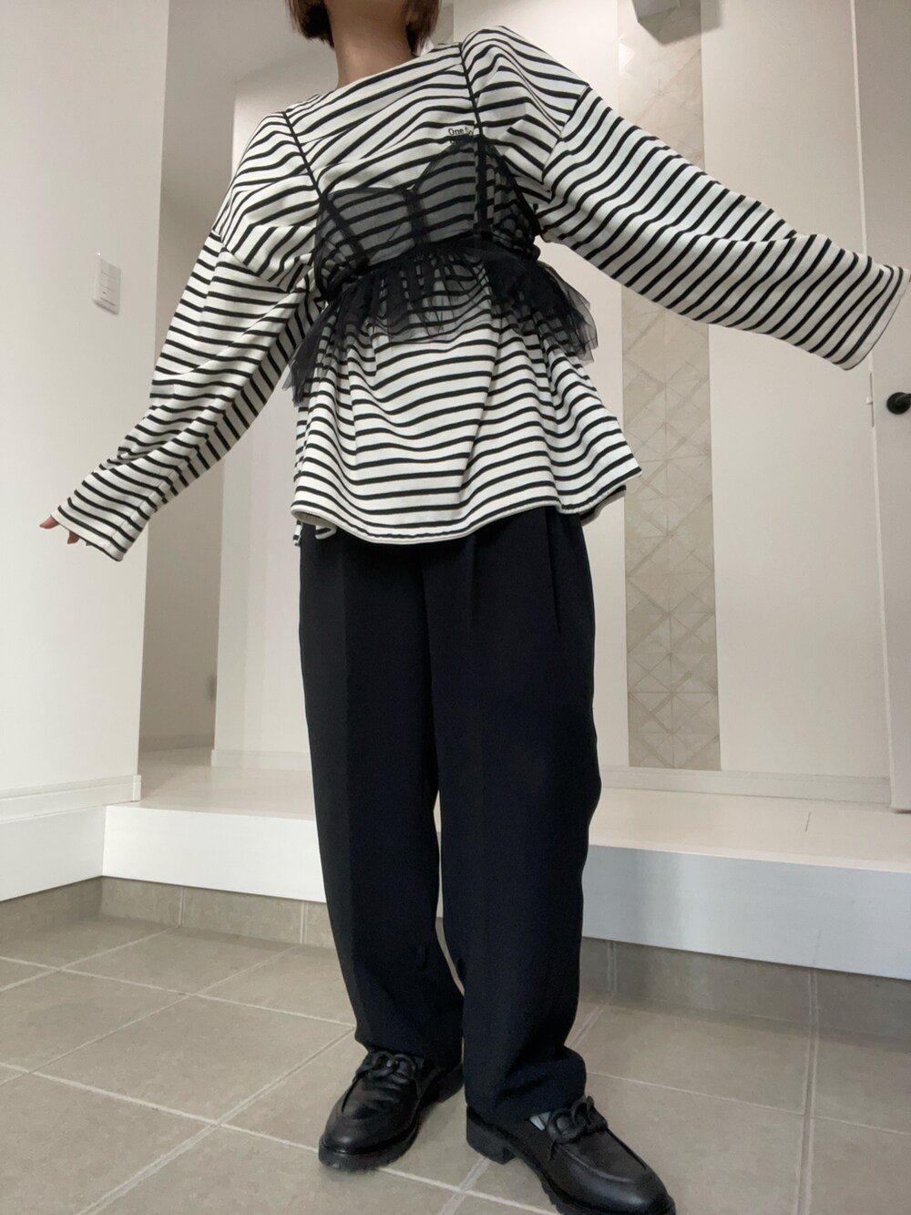 ブラック系のその他トップス、ホワイト系のTシャツ/カットソー、ピンク系のその他パンツを着用したレディースの冬コーディネートの2枚目の写真