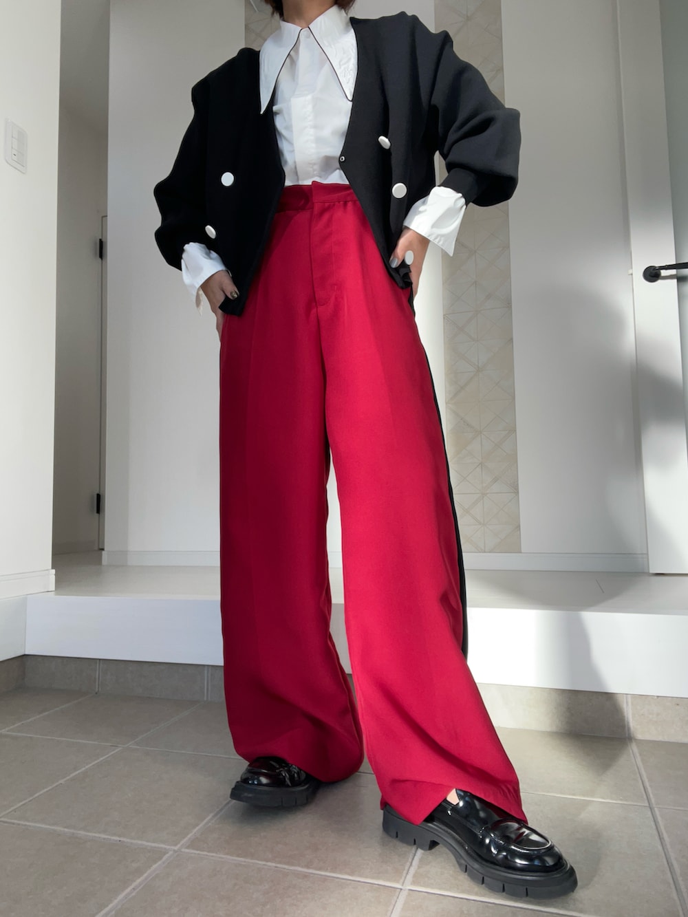 ブラック系のローファー、ブラック系のトップス、ホワイト系のトップスを着用したレディースの冬コーディネートの5枚目の写真