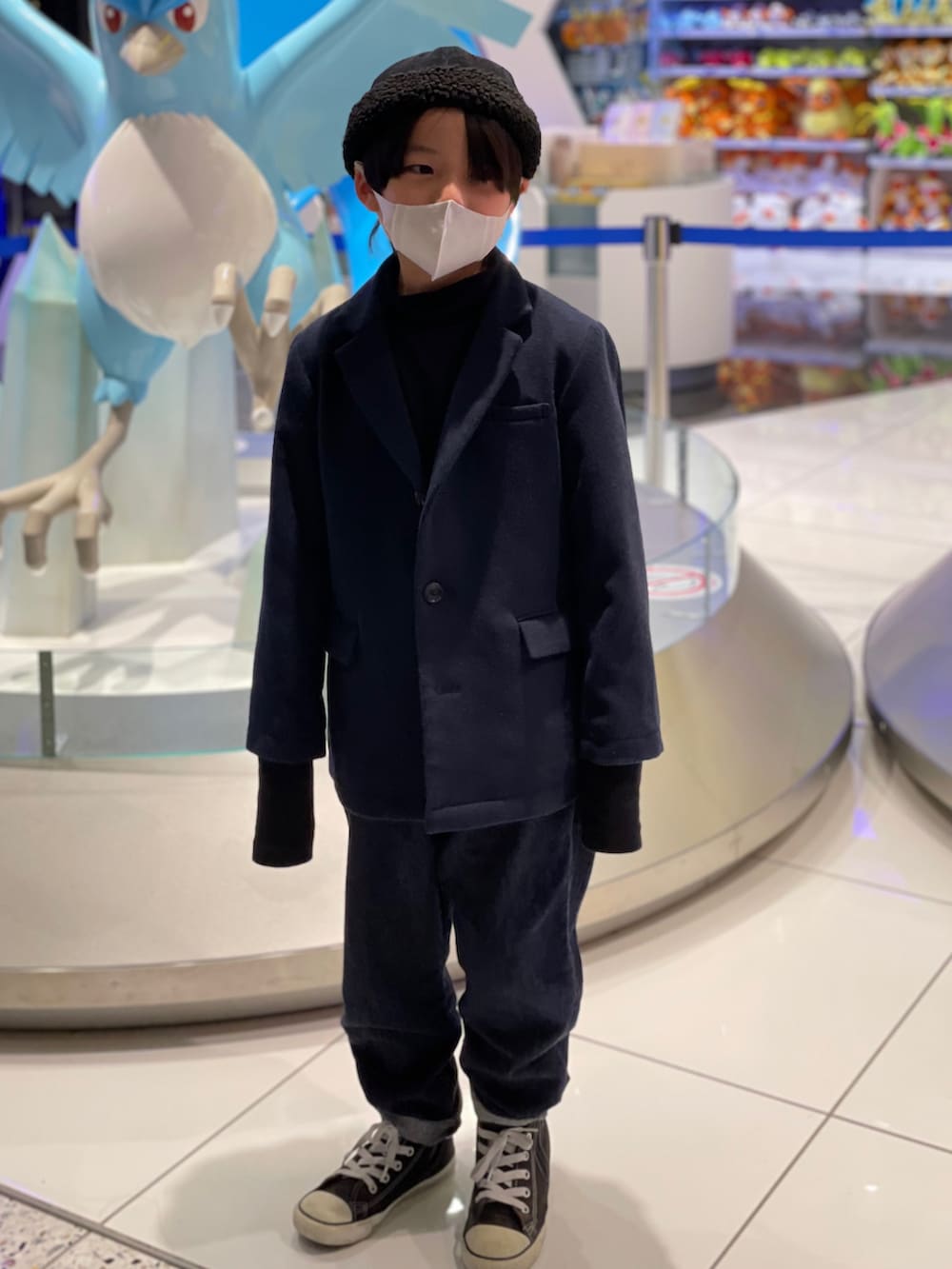 ブルー系のジャケット/アウター、ブラック系のTシャツ/カットソー、ブルー系のその他パンツを着用したキッズの冬コーディネートの3枚目の写真