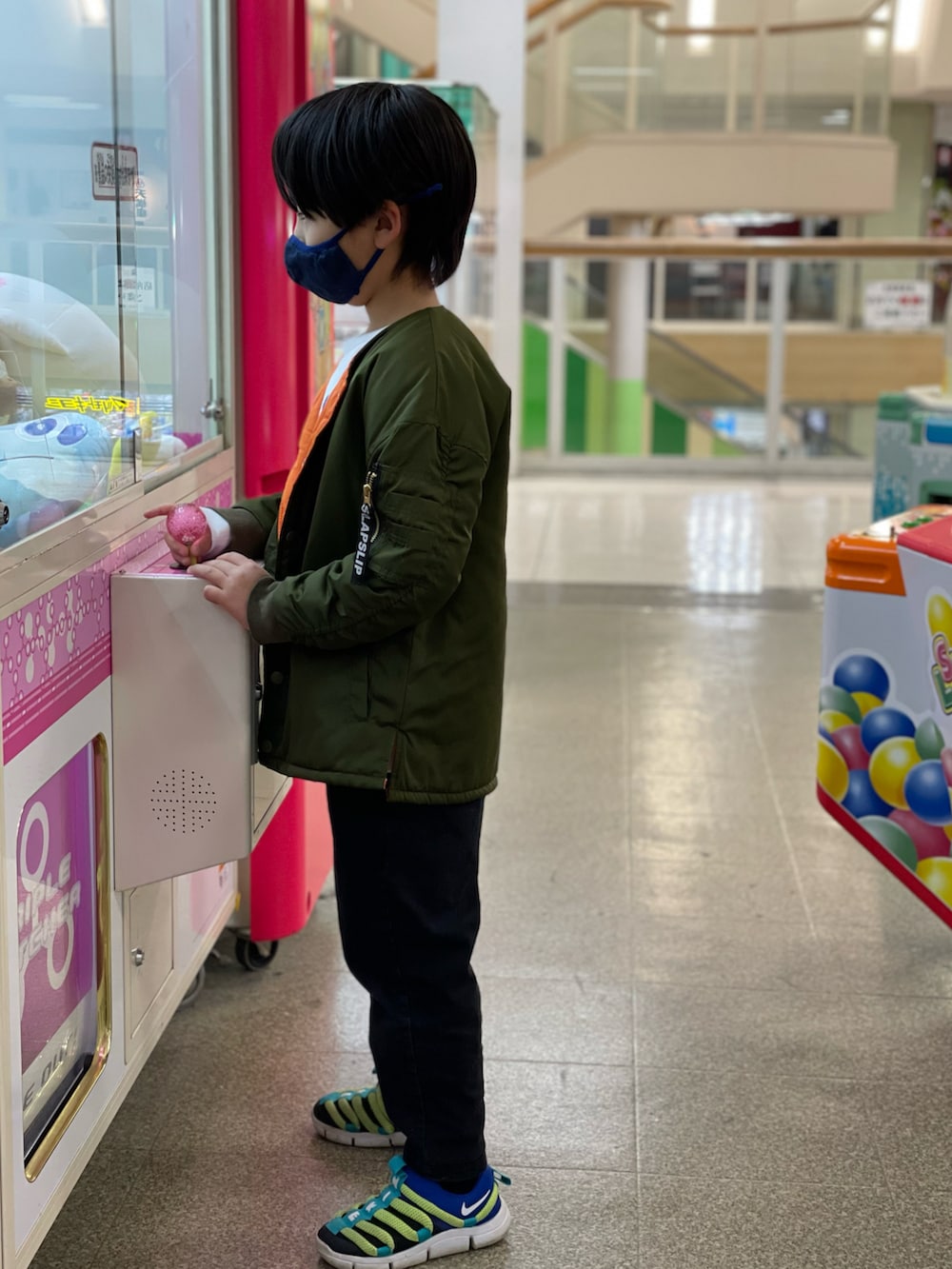 ホワイト系のスウェット、グリーン系のダウンジャケット/コート、ブラック系のその他パンツを着用したキッズの冬コーディネートの2枚目の写真