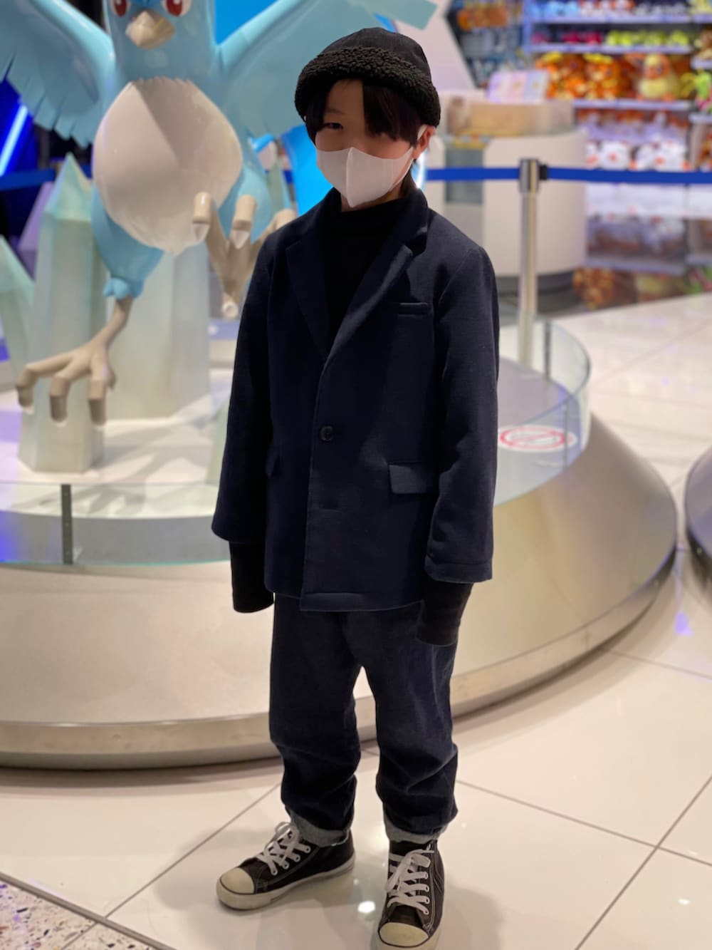 ブルー系のジャケット/アウター、ブラック系のTシャツ/カットソー、ブルー系のその他パンツを着用したキッズの冬コーディネートの2枚目の写真