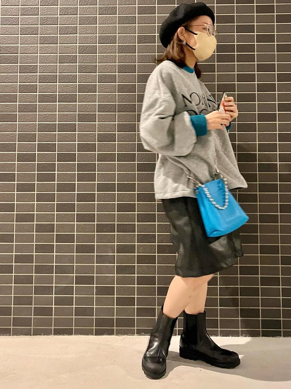 グレー系のTシャツ/カットソー、ブルー系のニット/セーター、ブラック系のその他パンツを着用したレディースの秋コーディネートの2枚目の写真