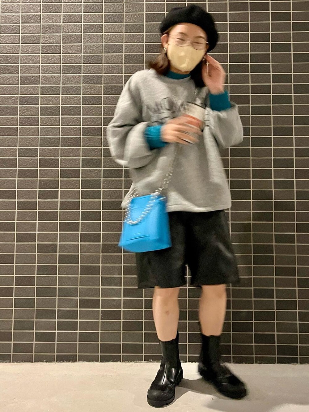 グレー系のTシャツ/カットソー、ブルー系のニット/セーター、ブラック系のその他パンツを着用したレディースの秋コーディネートの3枚目の写真