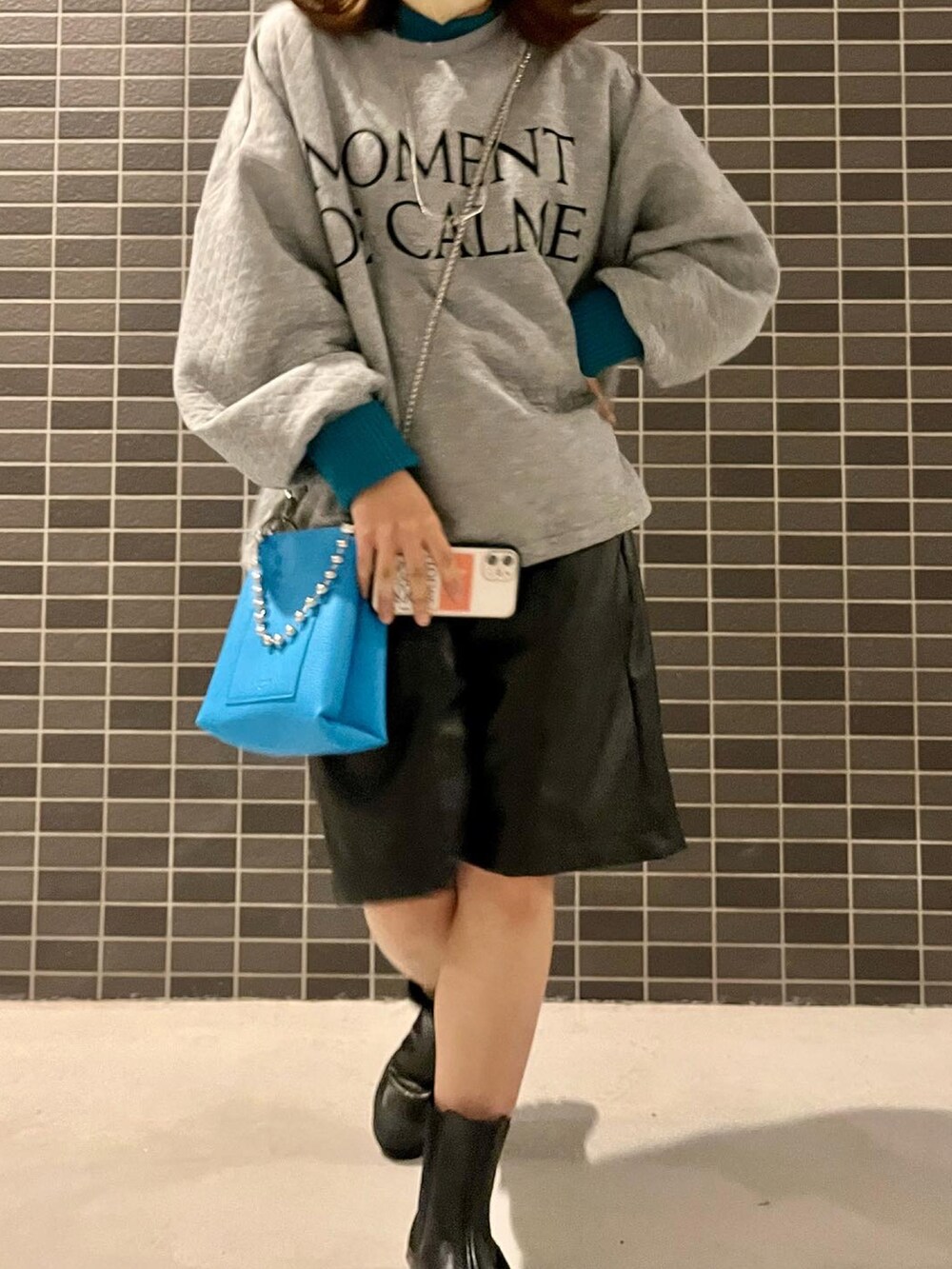 グレー系のTシャツ/カットソー、ブルー系のニット/セーター、ブラック系のその他パンツを着用したレディースの秋コーディネートの5枚目の写真