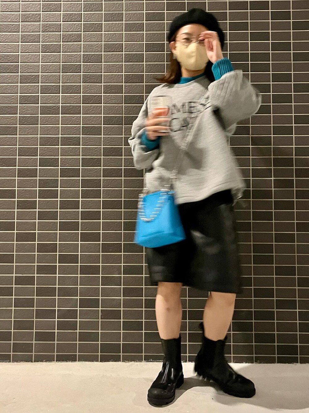 グレー系のTシャツ/カットソー、ブルー系のニット/セーター、ブラック系のその他パンツを着用したレディースの秋コーディネートの4枚目の写真