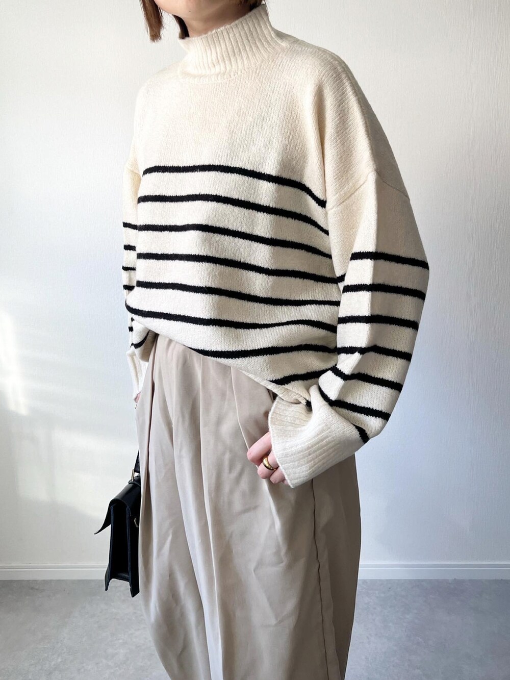 「重ね着ベストシーズン、モックネック、ニット、ビーニー、ニット帽、UNIQLO、ユニクロ、ボーダー、大人カジュアル、カジュアルコーデ、秋冬コーデ、シンプルコーデ、ワントーンコーデ、ベージュ、プチプラ」｜「ANGIEの【2023AW】オーバーサイズハイネックニット（ニット/セーター、ホワイト系）」を使った、𝚔𝚘さん（レディース・160cm）の秋コーディネートの4枚目の写真